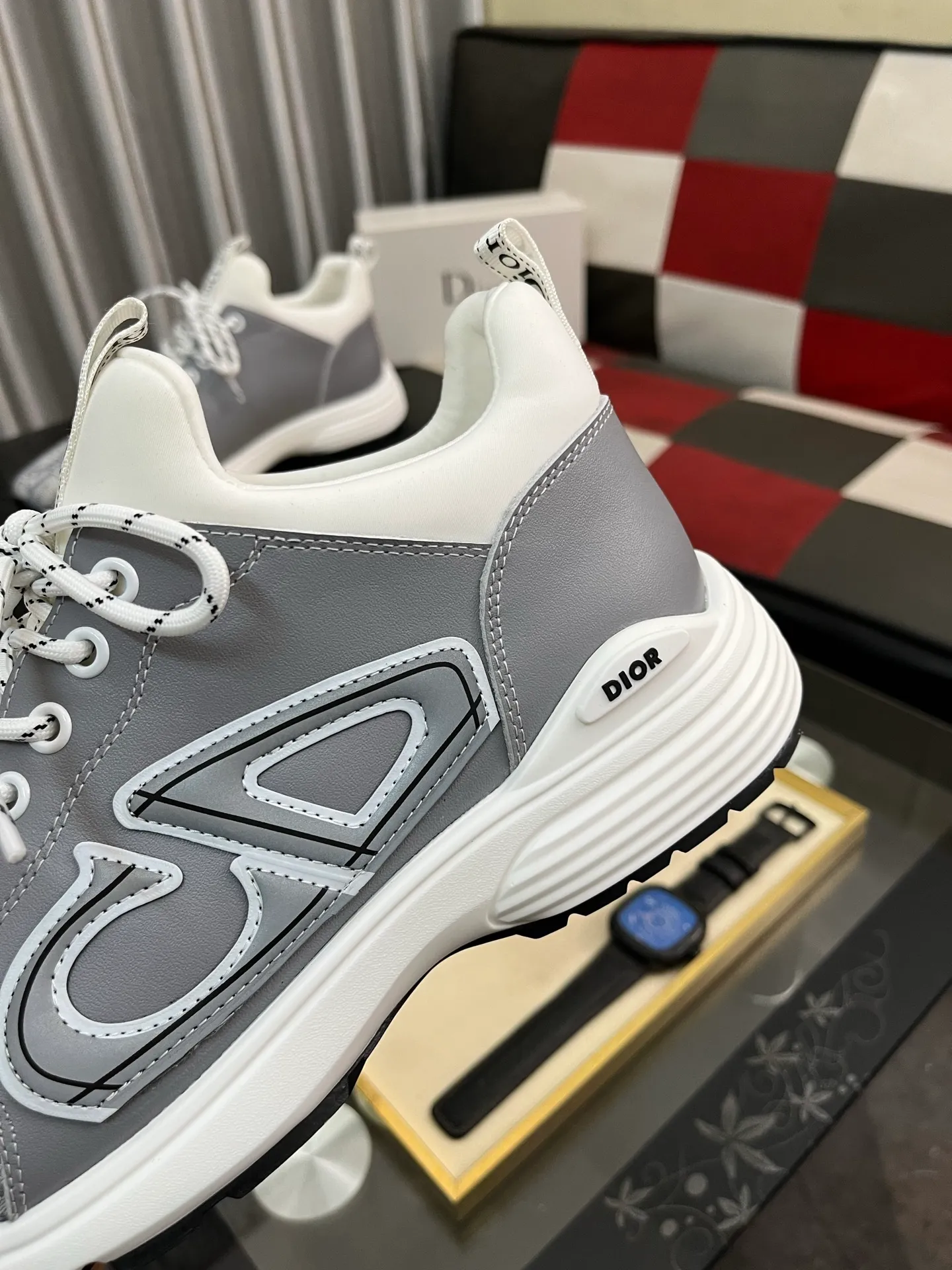 Men's clothing and shoes 💰458⌚️⌚️ Dior's casual and sporty style is combined with the elements of dad bag-soled shoes. It has successfully broken through the dad shoe style that has been on the streets in recent years and has become a beautiful landscape in luxury goods. The fabric is high mercerized with breathable mesh. The mesh on both sides of the shoe is made of three layers of composite technology. The bottom process uses package molding fabrics: imported high mercerized 🐂 cowhide stitching with original customized D-shaped mesh code number: 38-445️⃣Colors available